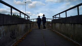 שני יהודים בדרכם הביתה מבית הכנסת בגייטסהד, אנגליה, ביום הראשון של ראש השנה, 18 בספטמבר, 2020