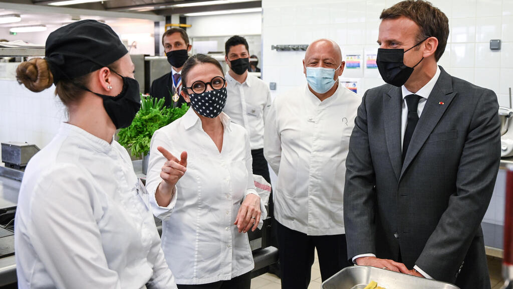 President Emmanuel Macron visits local cafe after COVID curbs are lifted (Photo: EPA) נשיא צרפת נפגש עם מסעדנים ב דרום צרפת לקראת חזרה לשגרה סוף קורונה