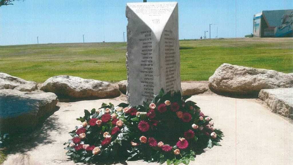 Мемориал жертвам теракта у Дельфинариума в Тель-Авиве со свежими венками 
