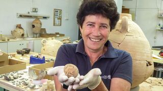 הארכאולוגית אלה נגורסקי עם הביצה