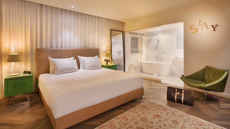 חדר שינה די מרווח במלון האורבני
