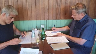 יאיר לפיד וניצן הורוביץ חותמים על ההסכם הקוליציוני בין המפלגות