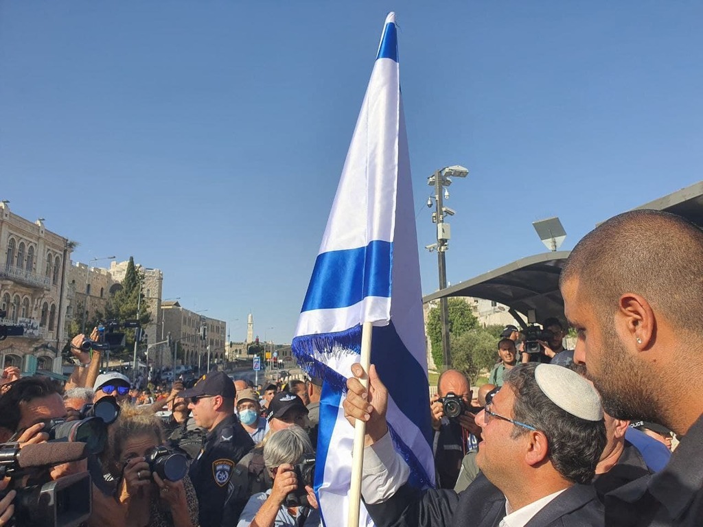 איתמר בן גביר מניף את דגל ישראל בשער שכם