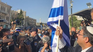 איתמר בן גביר מניף את דגל ישראל בשער שכם