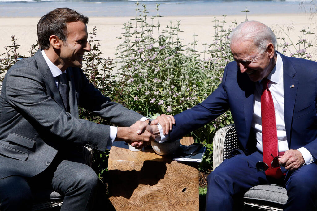 נשיא ארה"ב ג'ו ביידן ועידה ועידת G7 ב אנגליה עם נשיא צרפת עמנואל מקרון