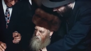 הרבי מלובביץ עם כובע לבד וחותנו על שטריימל-קולפיק מטקס קבלת האזרחות של הרבי השישי בארה"ב, 17 במרץ 1949