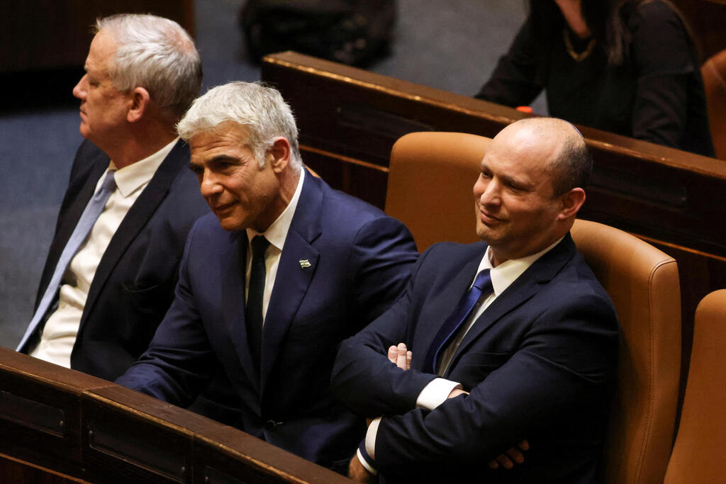 (L-R) Benny Gantz, Foreign Minister Yair Lapid and Prime Minister Naftali Bennett in the Knesset plenum (Photo: Reuters) השבעת הממשלה