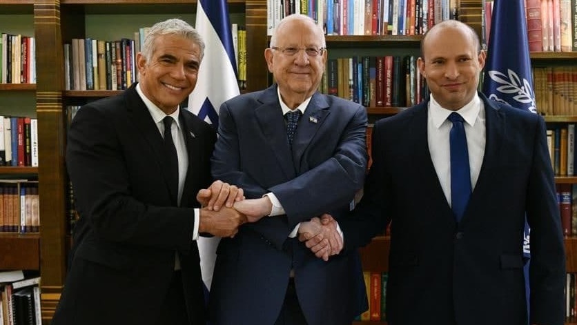 ראש הממשלה נפתלי בנט עם יאיר לפיד ונשיא המדינה ראובן ריבלין