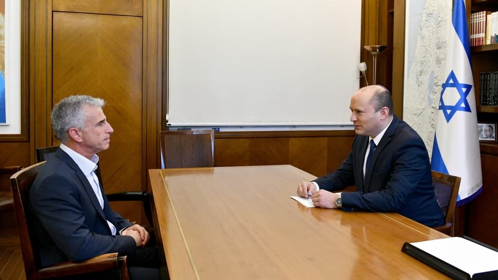 נפתלי בנט ראש הממשלה בפגישה עם דוד ברנע ראש המוסד