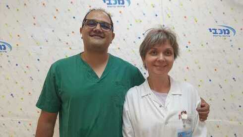 Абед Отмане и Анастасия Брук в медцентре "Маккаби" в Петах-Тикве 