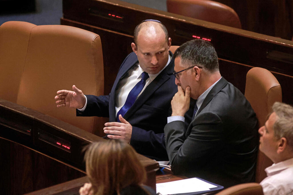 ראש הממשלה נפתלי בנט וגדעון סער