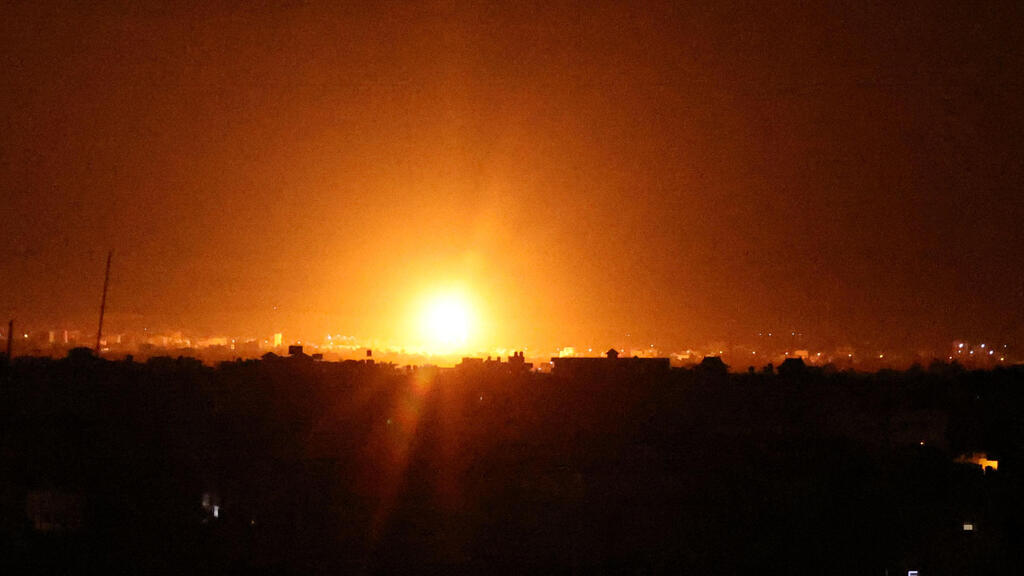 IDF strikes in Gaza on Saturday evening (Photo: AFP) תקיפת צה"ל ברצועה
