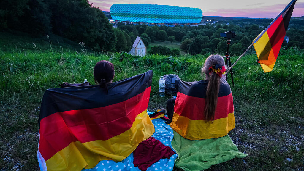 אוהדי נבחרת גרמניה על רקע האליאנץ ארנה