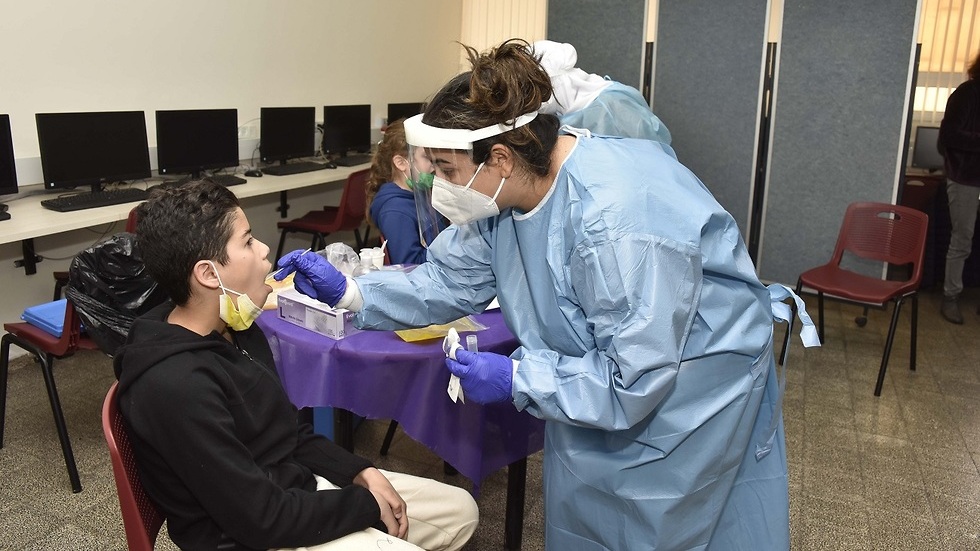 A child being tested for coronavirus (Photo: Sharon Tzur) בדיקת קורונה לילדים