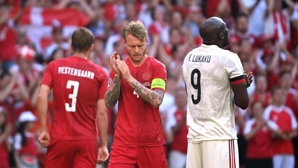 לוקאקו וקיאר מוחים כפיים עם עצירת המשחק בדקה ה-10