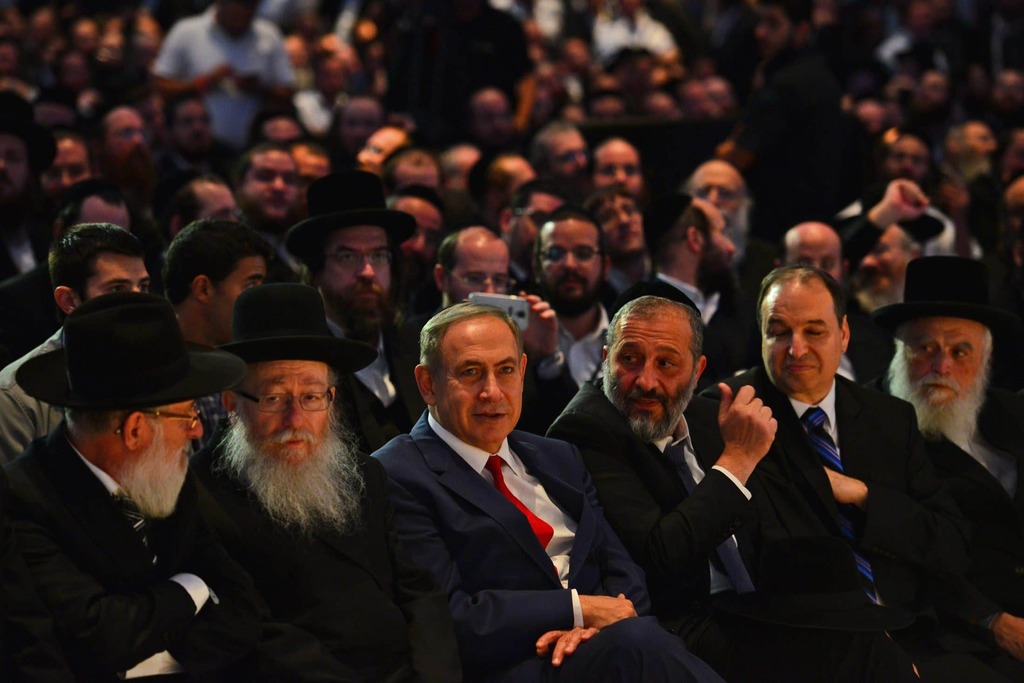 Likud leader Benjamin Netanyahu (3L), Shas head Aryeh Deri (3R) and UTJ MK Yaakov Litzman (2L) attend a conference of the Hamodia Newspaper in Lod, November 20, 2016 
