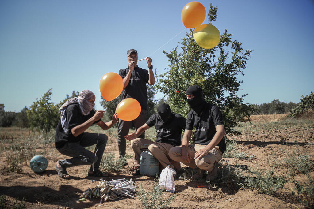 פלסטינים בעזה מכינים בלוני נפץ