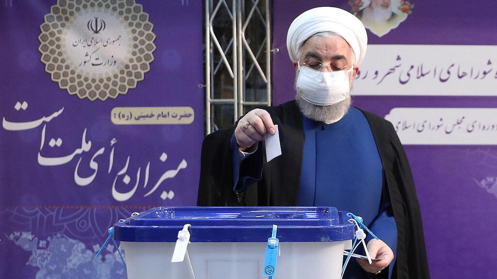 חסן רוחאני מצביע