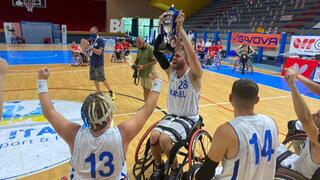 נבחרת העתודה בכדורסל בכיסאות גלגלים חוגגת את המקום השלישי באליפות אירופה