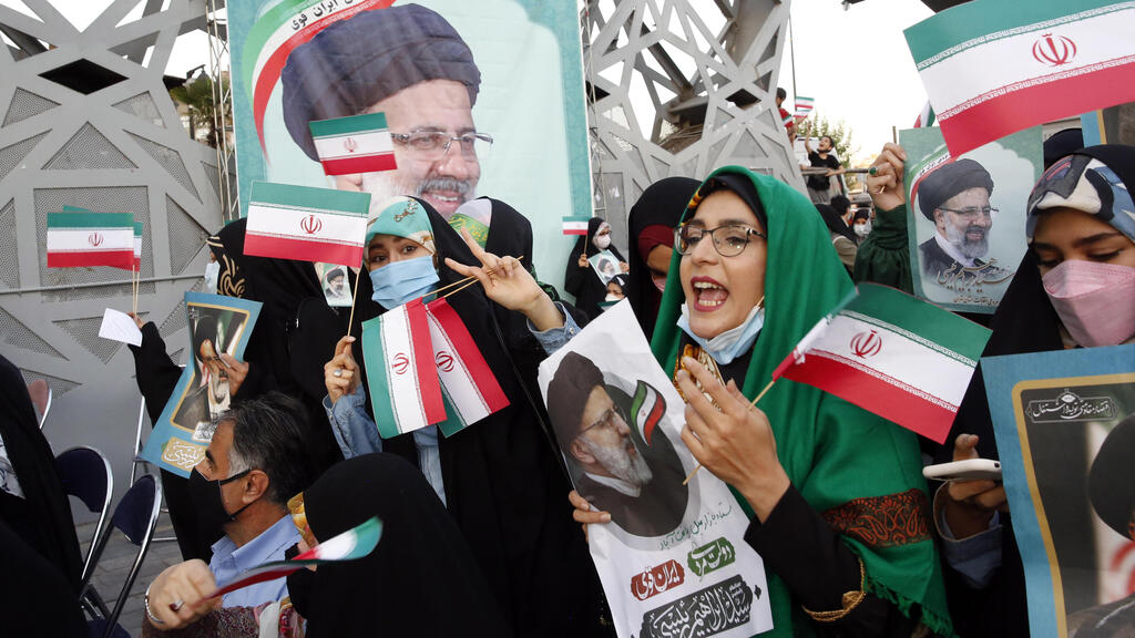 איראן חוגגים את ניצחון איברהים ראיסי ב בחירות ל נשיאות
