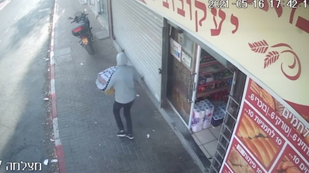 עבריינים שדדו מאפיה והתעמתו עם עובדת בשביל פקט סיגריות