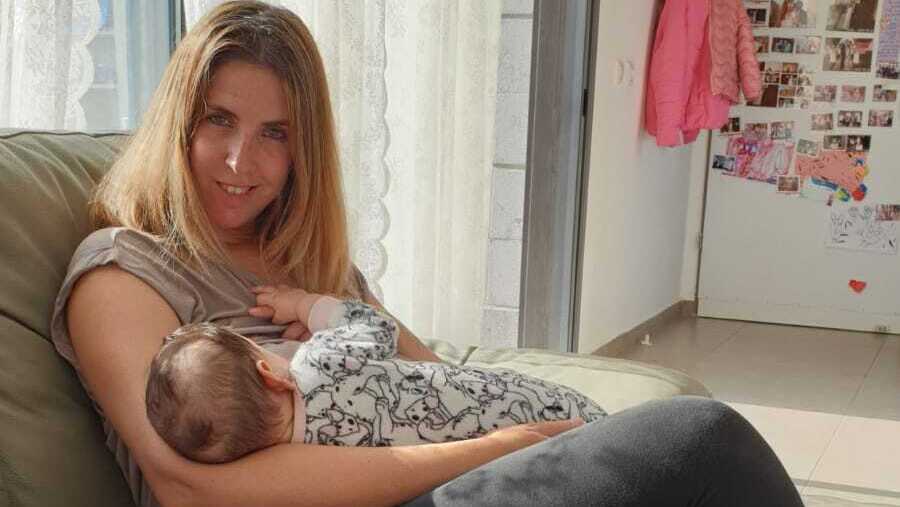"Кормить грудью - это счастье": Шай и ее новорожденная дочь 