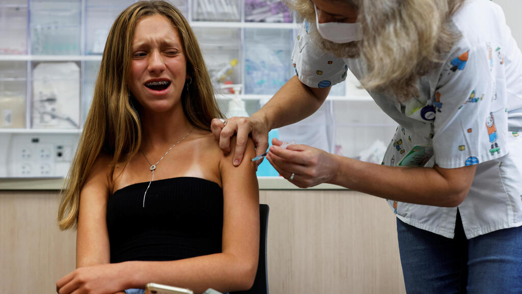 Teenagers receiving the COVID vaccine after 12 to 15-year-olds were made eligible for the jab (Photo: Reuters) נערים מתחסנים