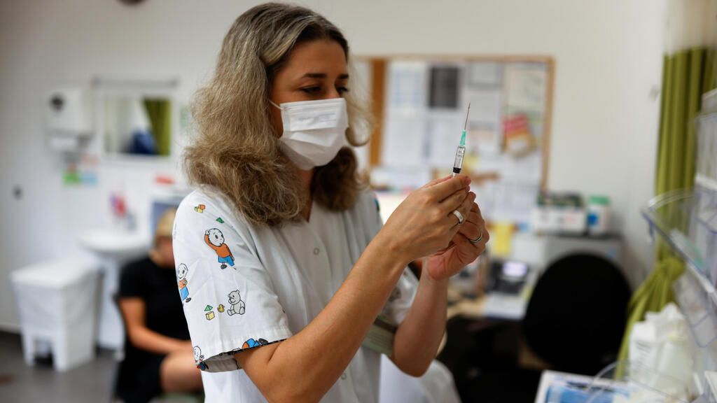 A teenager receives a dose of a vaccine against the coronavirus disease at Clalit HMO in Tel Aviv (Photo: Reuters) A teenager receives a dose of a vaccine against the coronavirus disease at Clalit HMO in Tel Aviv