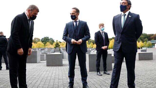 Israeli Foreign Minister Gabi Ashkenazi, left, German Foreign Minister Heiko Maas, center, and UAE Foreign Minister Sheikh Abdullah bin Zayed al-Nahyan pose as they visit the Holocaust memorial prior to their historic meeting in Berlin, on October 6, 2020