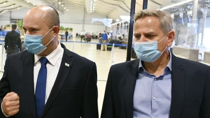 Prime Minister Naftali Bennett, left, and Health Minister Nitzan Horowitz visiting Ben Gurion Airport (Photo: GPO) הצהרת ראש הממשלה נפתלי בנט בנתב"ג