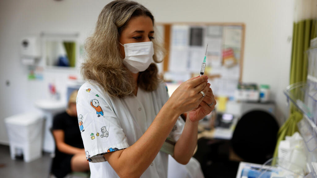 Israelis getting vaccinated at Clalit HMO in Tel Aviv (Photo: Reuters) חיסוני קורונה בתל אביב