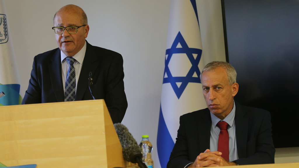 Prof. Nachman Ash listens as departing Health Ministry chief Prof. Hezi Levi discusses rising COVID cases in Israel, June 23, 2021 (Photo: Alex Kolomoisky) חזי לוי ונחמן אש