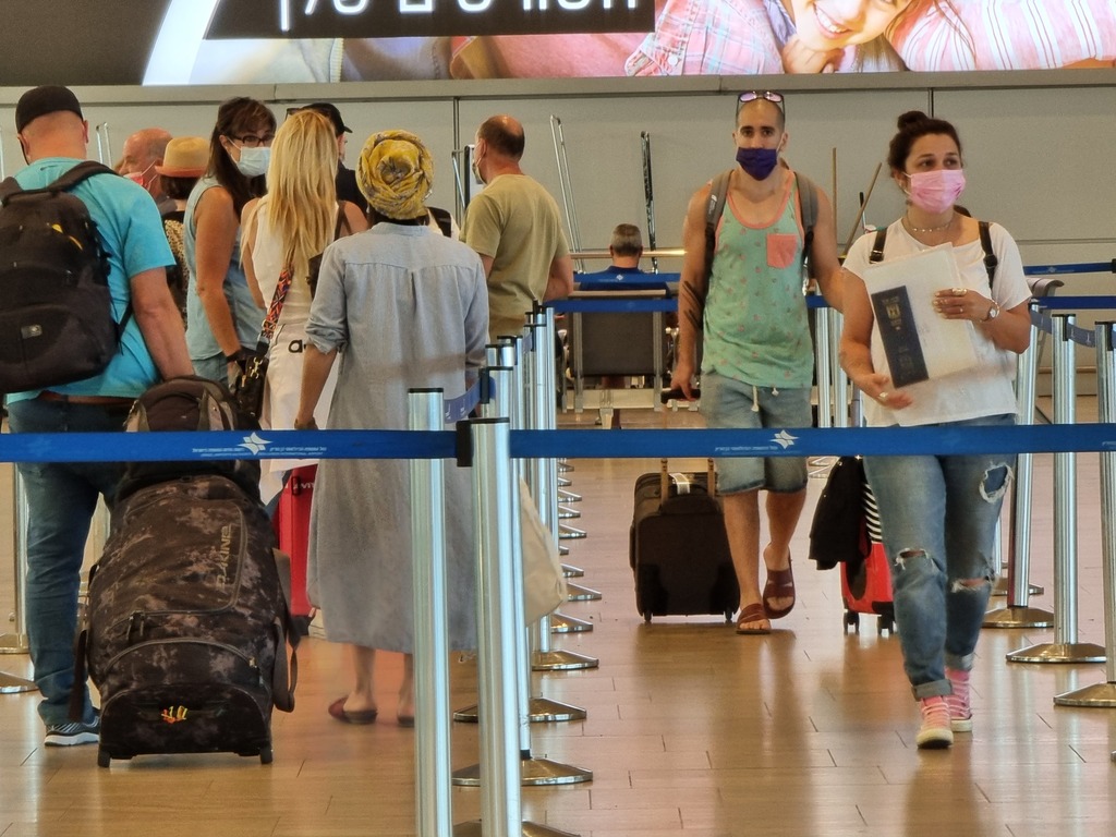 נוסעים בנתב"ג חוזרים לעטות מסיכות