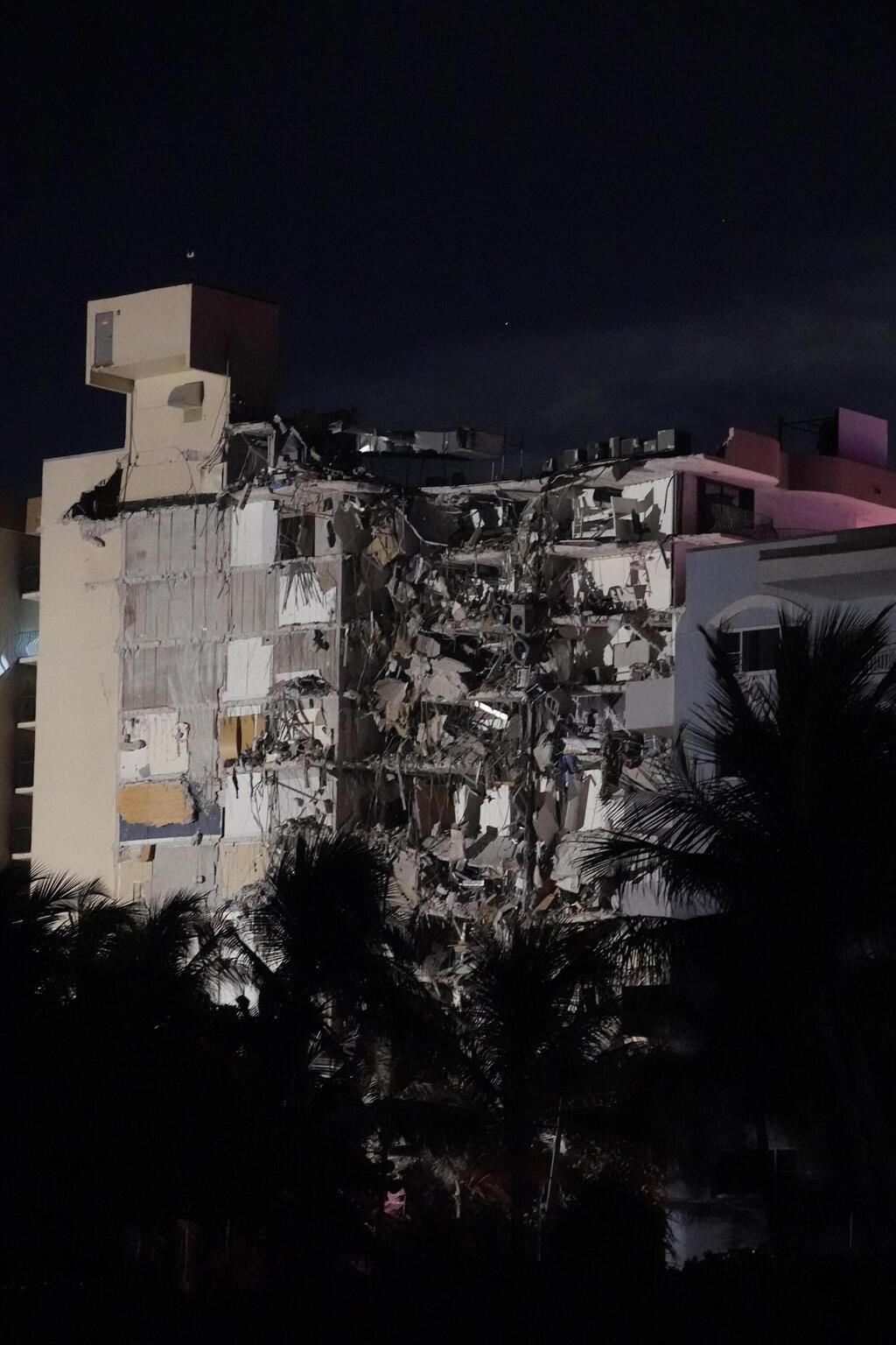 בניין מגורים קרס חלקית מיאמי ביץ' פלורידה