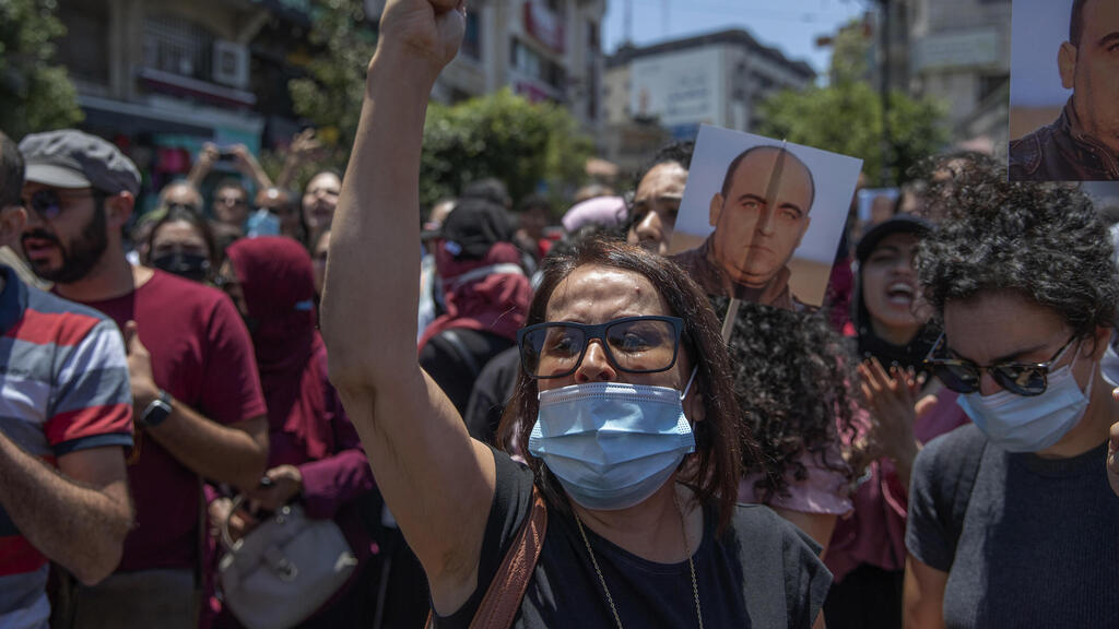 הפגנות הפגנה ב רשות הפלסטינית בעקסות מותו של פעיל נגד הרשות ניזאר בנאת
