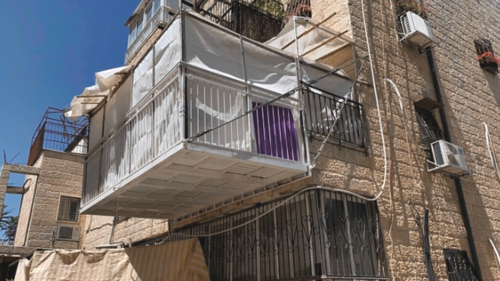 Висячий балкон на улице Шауль ха-Мелех, который был снесен мэрией 