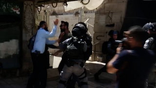 קצין שתועד בשני מקרים רצופים סוטר למפגינים בעיר העתיקה בירושלים במהלך הרמאדן