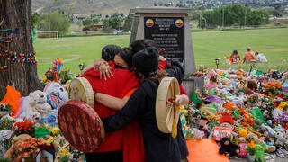 אנדרטה מאולתרת קנדה אתר בית הספר לשעבר לילידים שבו נמצאו שרידי 215 ילדים
