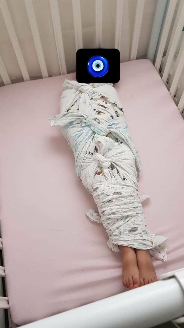 Фото спеленутого в саду Сдерота ребенка. Сделано бабушкой חשד להתעללות במעון בשדרות