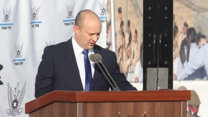 נפתלי בנט בטקס סיום קורס טיס מסדר כנפיים מחזור 182 בסימן 40 שנה למבצע "אופרה"