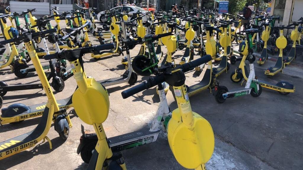 Фото: Надав Абас קורקינטים נטושים בסמוך למצעד הגאווה בתל אביב