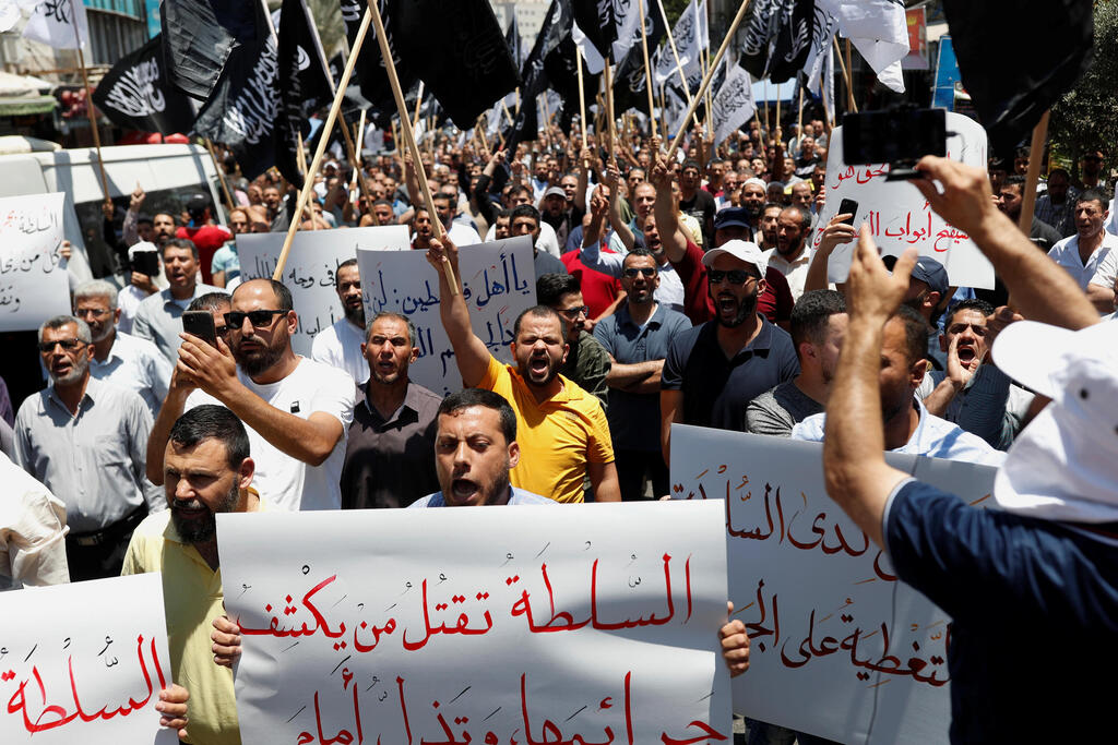 הפגנות ברמאללה כמחאה על מותו של הפעיל הפלסטיני ניזאר בנאת