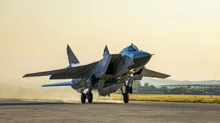 מטוס MiG-31 עם טיל על-קולי קינזאל של רוסיה ממריא מ בסיס חמיימים ב סוריה תמרון צבאי ב הים התיכון