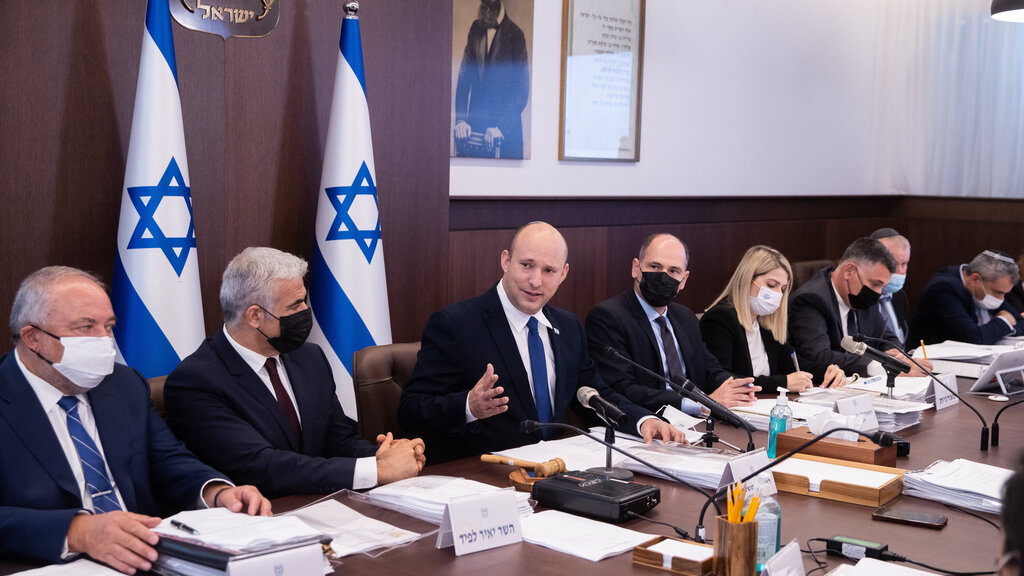 Prime Minister Naftali Bennett flanked by his coalition members during a cabinet meeting (Photo: Alex Kolomoisky) ישיבת ממשלה