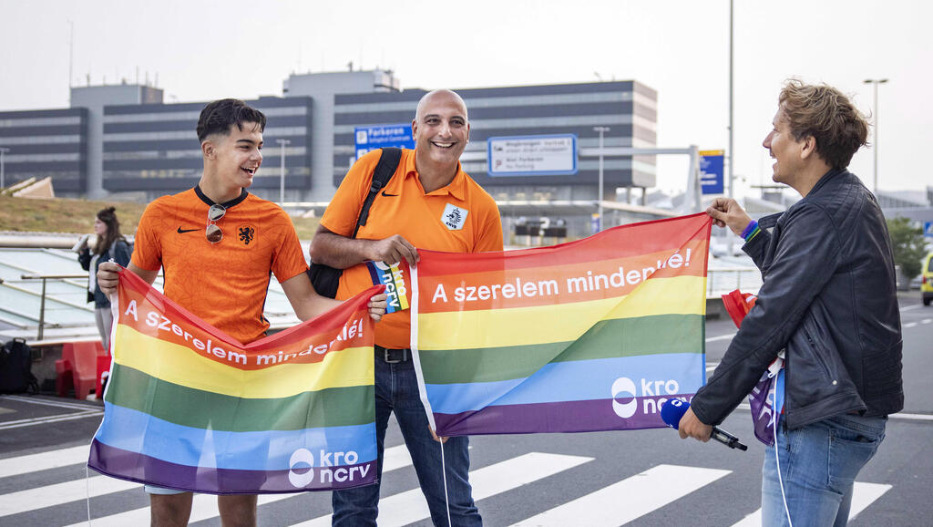 אוהדי הולנד מציינים את חודש הגאווה