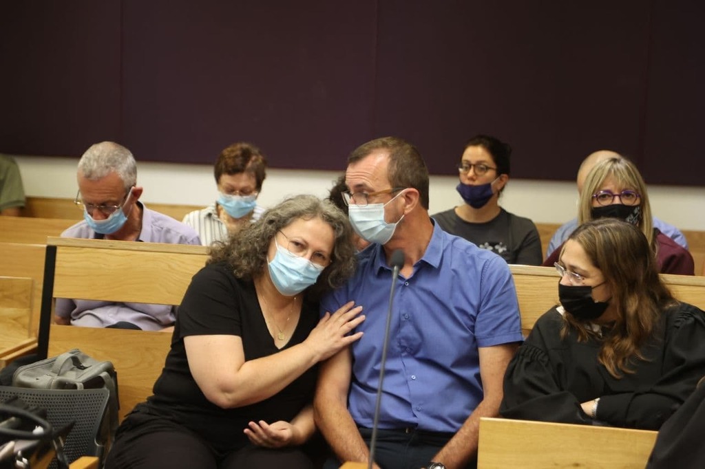 הוריה של מאיה ווישניאק בבית המשפט