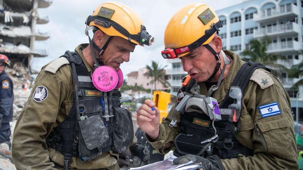 משלחת פיקוד העורף בחילוץ מהריסות קריסת הבניין במיאמי