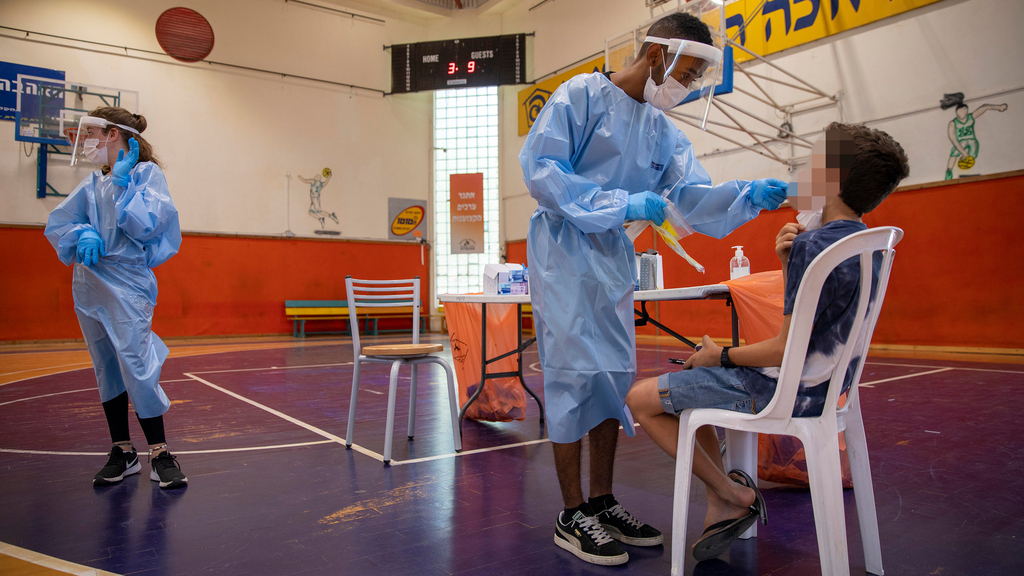 Coronavirus testing center in Binyamina (Photo: AP) בדיקות קורונה בבנימינה