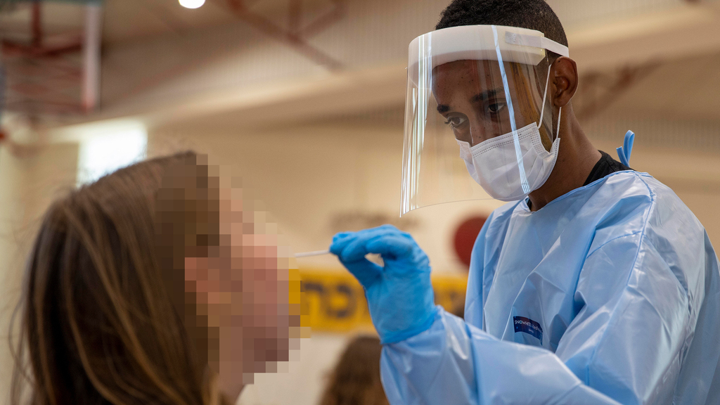Coronavirus testing center in Binyamina (Photo: AP) בדיקות קורונה בבנימינה