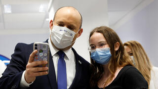 ראש הממשלה נפתלי בנט במתחם חיסונים בחולון